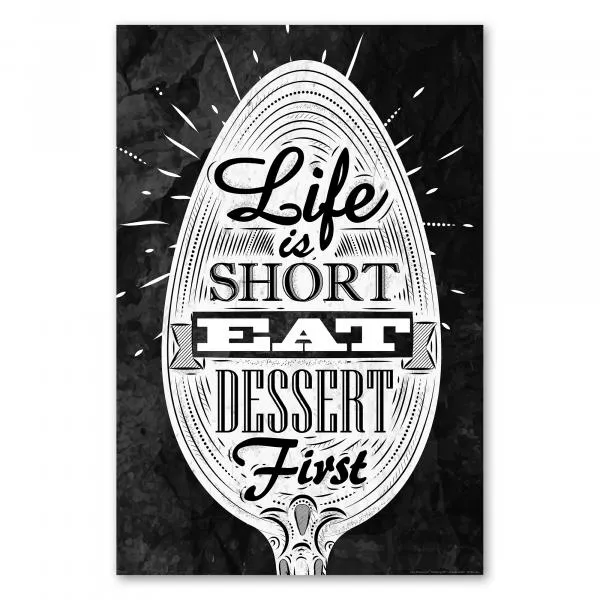 Schwarz-weißes Poster im Kreidetafel-Stil mit Löffel und dem Spruch "Life is Short Eat Dessert First". Schwarz-weißes Poster im Kreidetafel-Stil mit Löffel und dem Spruch "Life is Short Eat Dessert First".